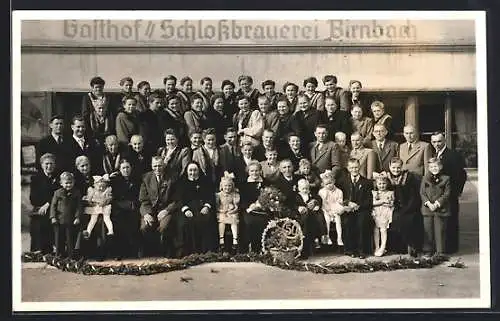 Foto-AK Bad Birnbach, Gruppenbild vor dem Gasthof Schlossbrauerei Birnbach