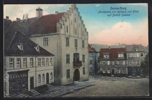 AK Hammelburg, Marktplatz mit Rathaus und Blick auf Schloss Saaleck