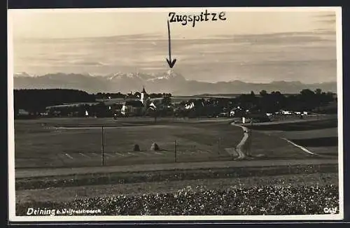 AK Deining /Wolfratshausen, Ortsansicht mit Landstrasse und Zugspitz-Panorama