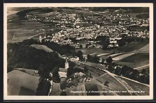 AK Deggendorf /Donau, Gesamtansicht mit Kirche vom Flugzeug aus
