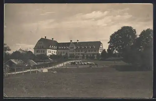 AK Glonn, Erziehungsanstalt Piusheim mit Zugangsstrasse, Schweinewiese u. Zöglingen mit Pferden