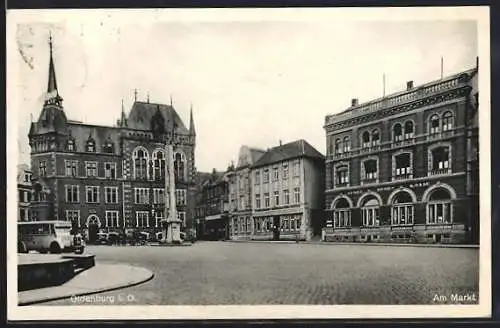 AK Oldenburg i. O., Am Markt, Panorama mit Rathaus, Stadt-Sparkasse u. Säulendenkmal