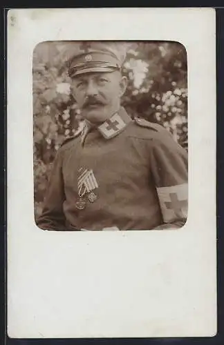 Foto-AK Sanitäter in Uniform mit Orden, Eisernes Kreuz