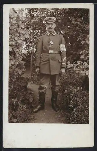 Foto-AK Sanitäter mit Mütze und Orden, Eisernes Kreuz
