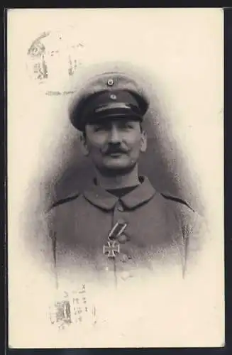 Foto-AK Soldat in Uniform mit Schnurrbart, Eisernes Kreuz