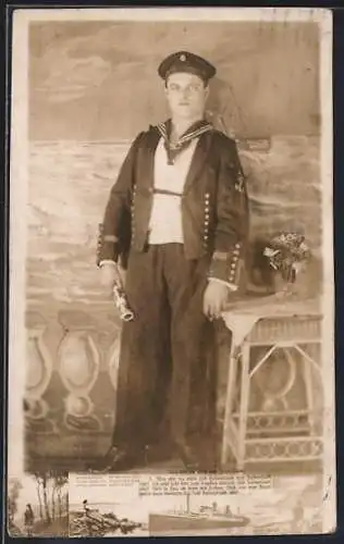 Foto-AK Matrose in Uniform vor gemaltem Hintergrund mit Kriegsschiff