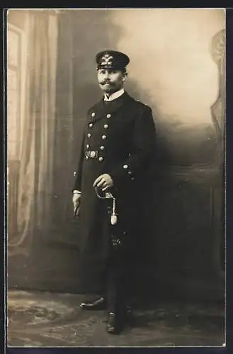 Foto-AK Offizier in Uniform mit Mütze