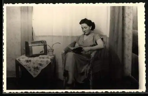 Foto-AK Radio auf einem Tisch, lesende Frau