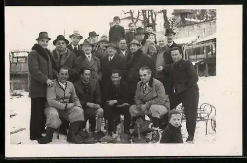 Foto-AK Gruppenbild von Curling-Spielern, Wintersport