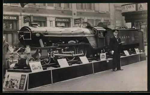 AK London, Lokomotive No. 8 Hurricane, Waterloo Station, Modellbau