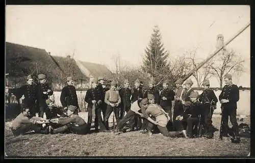 Foto-AK Männer beim Schwingen