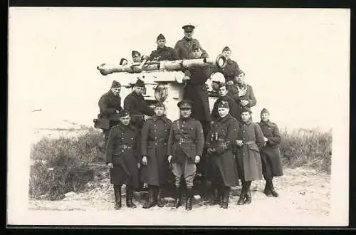 Foto-AK Belgische Soldaten mit einem Entfernungsmesser