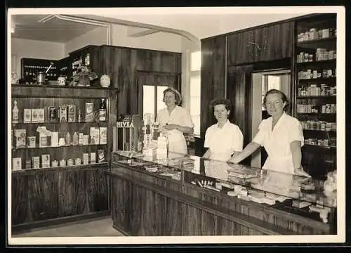 Foto-AK Apotheke mit Apothekerinnen