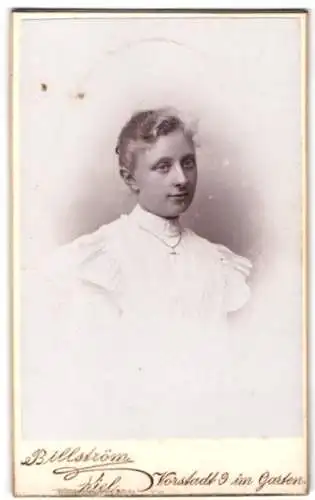 Fotografie Georg Billström, Kiel, Vorstadt 9, Porträt einer jungen Frau