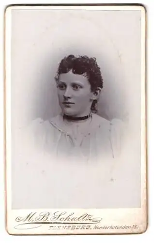 Fotografie M.B. Schultz, Flensburg, Norderhofenden 13, Porträt einer jungen Frau