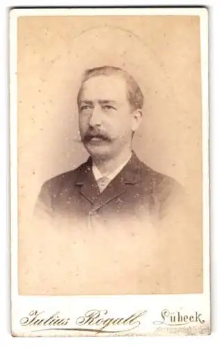 Fotografie Julius Rogall, Lübeck, Beckergrube 9, Porträt eines Mannes mit Schnurrbart