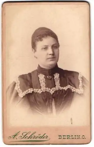 Fotografie A. Schröder, Berlin, Gr. Frankfurterstr. 117, Portrait einer Dame in eleganter Kleidung