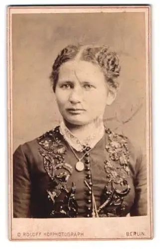 Fotografie O. Roloff, Berlin, Taubenstrasse 20, Porträt einer Dame
