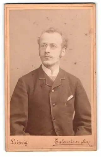 Fotografie Eulenstein, Leipzig, Zeitzer Strasse 30, Porträt eines Mannes mit Brille