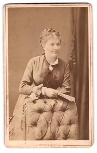 Fotografie Thies & Nordahl, Hannover, Humboldtstrasse 1, Dame in eleganter Pose