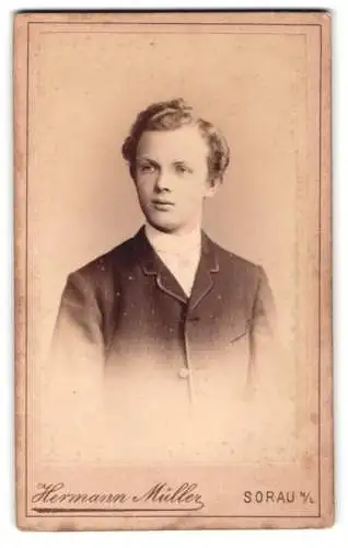 Fotografie Hermann Müller, Sorau, Grosse Logenstrasse 8, Porträt eines jungen Mannes