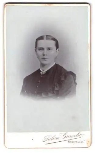 Fotografie Julius Grusche, Neugersdorf i. Sachs., Porträt einer Frau