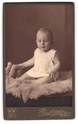 Fotografie Franz Begsteiger, Cottbus, Kaiser Friedrichstrasse 127, Porträt eines Kleinkindes