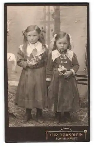 Fotografie Chr. Brändlein, Schweinfurt, Zwei Mädchen mit Puppen