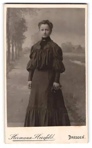Fotografie Hermann Herzfeld, Dresden, Altmarkt, Frau im eleganten Kleid
