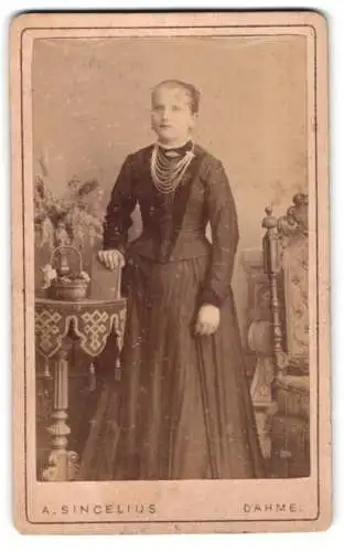 Fotografie A. Sincelius, Dahme, Elegante Dame mit üppigem Schmuck