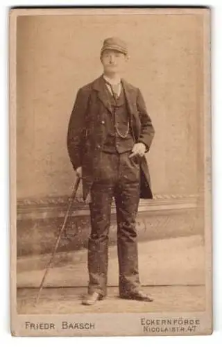 Fotografie Friedr. Baasch, Eckernförde, Nicolaistr. 47, Porträt eines Mannes mit Spazierstock