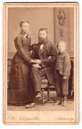 Fotografie Otto Seligmüller, Schleswig, Stadtweg 147, Familienporträt mit Vater, Mutter und Kind