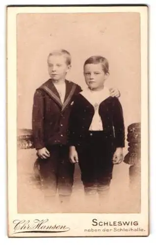 Fotografie Chr. Hansen, Schleswig, neben der Schleihalle, Zwei Jungen in Matrosenanzügen
