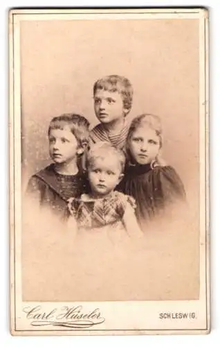 Fotografie Carl Hüseler, Schleswig, Stadtweg 147, Vier Kinder in festlicher Kleidung