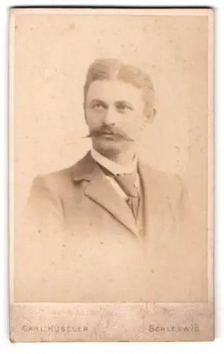 Fotografie Carl Hüseler, Schleswig, Stadtweg 147, Porträt eines Mannes mit Schnurrbart