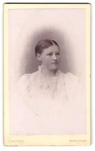 Fotografie L. Mertens, Rendsburg, Am Gymnasium, Portrait einer jungen Frau