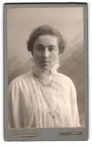 Fotografie Otto Günther, Hohenmölsen, Porträt einer Frau in eleganter Kleidung