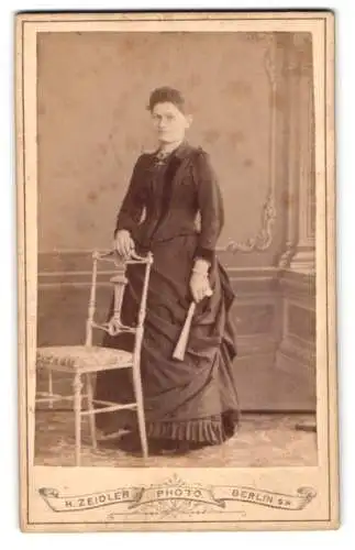 Fotografie H. Zeidler, Berlin, Jerusalemerstrasse 59, Dame mit elegantem Kleid