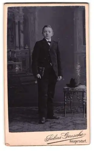 Fotografie Julius Grusche, Neugersdorf, Jugendlicher im Anzug