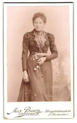 Fotografie Max Baum, Dresden, Königsbrückerstrasse 64, Junge Frau mit Blumengesteck