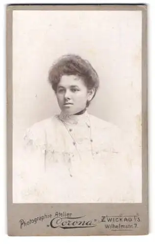 Fotografie Atelier Corona, Zwickau, Wilhelmstrasse 7, Porträt einer Frau mit hochgestecktem Haar