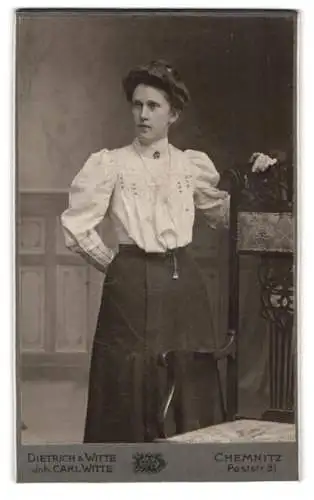 Fotografie Dietrich & Witte, Chemnitz, Poststr. 31, Dame an einem Stuhl