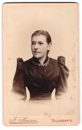 Fotografie J. Simson, Dillingen a. D., Donau-Strasse 39, Porträt einer Frau