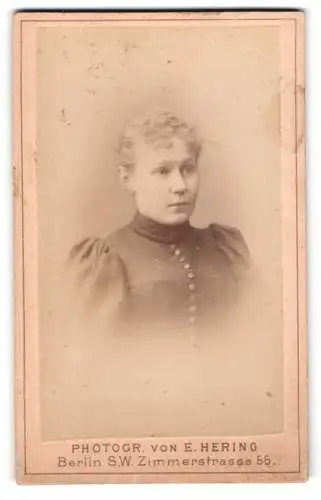 Fotografie E. Hering, Berlin, Zimmerstrasse 55, Porträt einer Dame im hochgeschlossenen Kleid