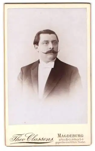 Fotografie Theo Classens, Magdeburg, Altes Brückthor 3-4, Portrait eines eleganten Herrn