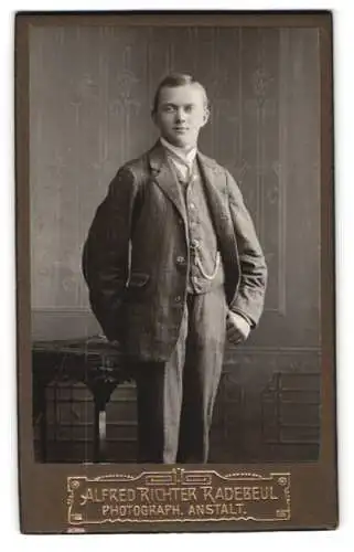 Fotografie Alfred Richter, Radebeul, Mann im eleganten Anzug