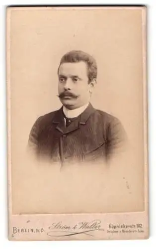 Fotografie Ström & Walter, Berlin, Köpenickerstrasse 102, Porträt eines Mannes mit Schnurrbart