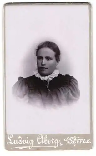 Fotografie Ludvig Åberg, Seffle, Junge Frau mit elegantem Spitzenkragen