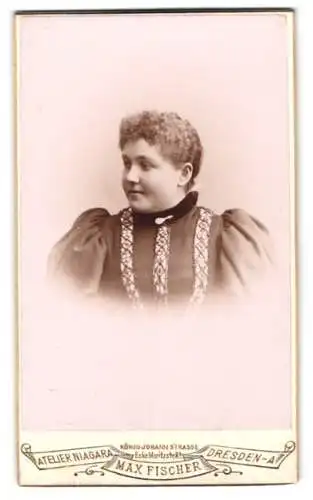 Fotografie Max Fischer, Dresden, König Johann Strasse, Porträt einer Frau mit elegantem Kleid