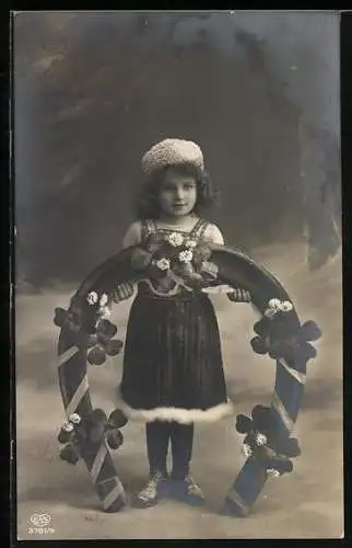 AK Mädchen mit Hufeisen und Kleeblättern, Bonne Année